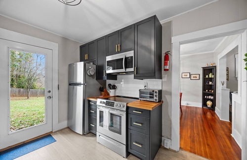 Oakley House | Deja Blue Luxurious Pet Friendly 30+ day Rental in Asheville | Two Fenced In Yards!