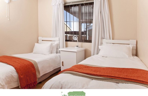 Trawal House | DeKeurboom Guesthouses. (Blue Cottage)
