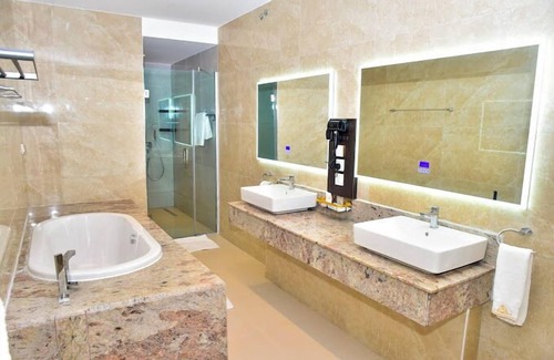 Awka Hotel | DEKINGS LUXURY AND SUITES