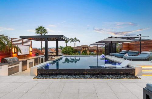 Del Mar Heights House | Del Mar Elegant Haven with Mountain Vistas