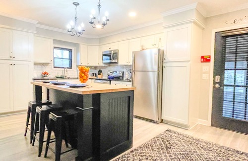 Delafield Apartment | Delafield Darling King Suite + Bonus Queen Downtown & Dreamy
