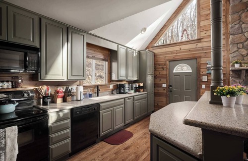 Linden Cabin | Delicious Cabin Screened Porch, Hot Tub & Charm