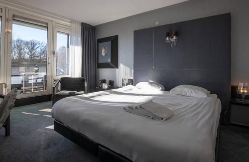 Ellecom Hotel | Delight in Design: Tidy Room in Historic Ellecom Setting with Indoor Pool
