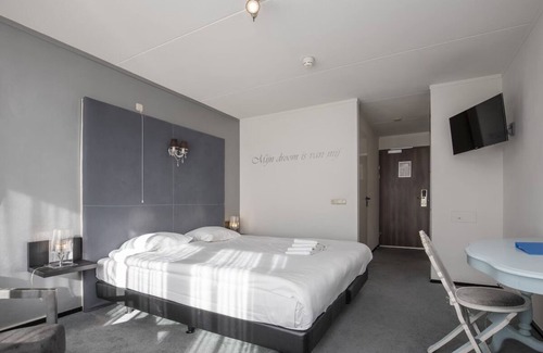 Ellecom Hotel | Delight in Design: Tidy Room in Historic Ellecom Setting with Indoor Pool