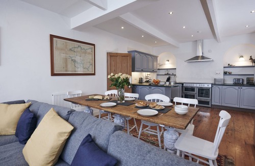 Laugharne Cottage | Delightful 6 Bedroom Cottage with Log Burner & Great Views