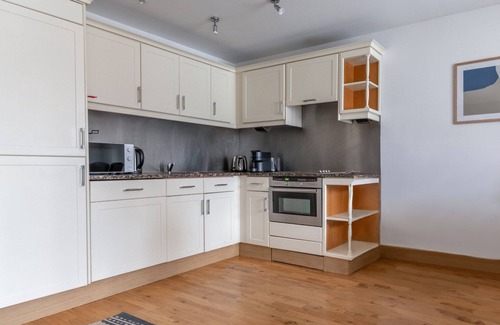 Isle of Dogs Apartment | Delightful Canary Wharf 1BR w/Parking, nr Offices & Bars, by Blueground