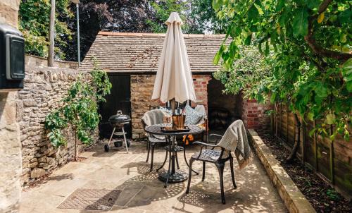 Northleach House | Delightful Cotswold Cottage for two, Log Burner, Garden & Dog Friendly
