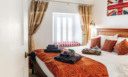 Northleach House | Delightful Cotswold Cottage for two, Log Burner, Garden & Dog Friendly