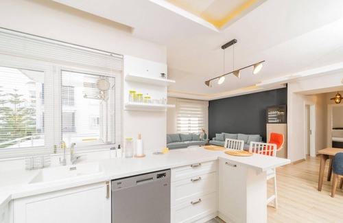 Liman Mahallesi Apartment | Delightful Flat with Shared Pool in Konyaalti