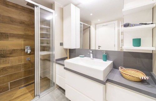 Liman Mahallesi Apartment | Delightful Flat with Shared Pool in Konyaalti