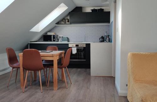 Chorlton-by-Backford Apartment | Delightful & Picturesque Modern Detached Apartment, Next to Chester Zoo, Near Park and Ride to City Centre