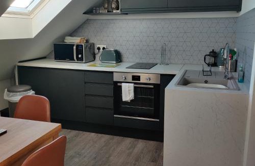 Chorlton-by-Backford Apartment | Delightful & Picturesque Modern Detached Apartment, Next to Chester Zoo, Near Park and Ride to City Centre