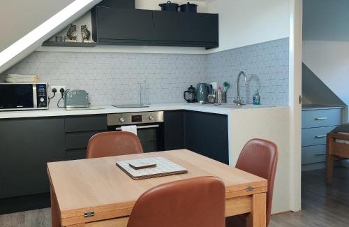 Chorlton-by-Backford Apartment | Delightful & Picturesque Modern Detached Apartment, Next to Chester Zoo, Near Park and Ride to City Centre