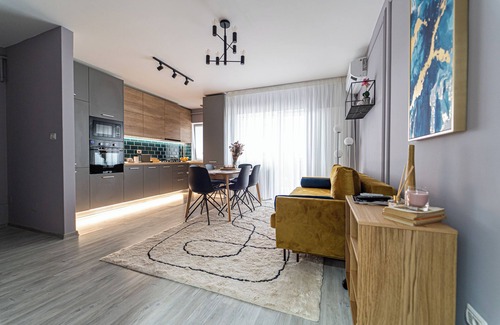Bacau Apartment | Delux Suite features 100 m2 of 2 bedrooms apartment in Bacău, near Arena Mall