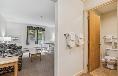 West Bridgewater Hotel | Deluxe 1 bedroom suite located on first floor with outdoor heated pool 118/120