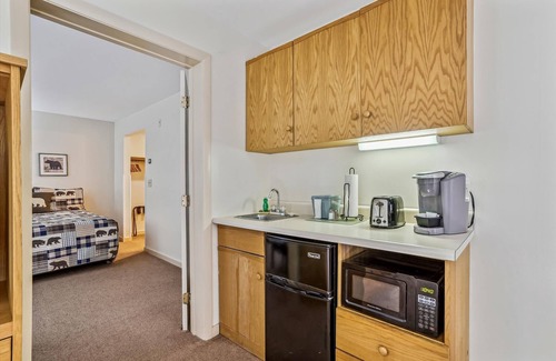 West Bridgewater Hotel | Deluxe 1 bedroom suite located on first floor with outdoor heated pool 118/120