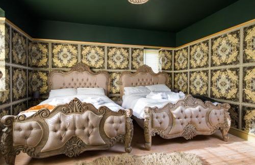 Howlett End House | Deluxe 2 3 Bed HotTub SkyTV