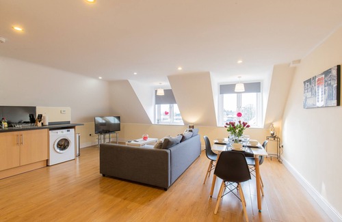 Hoddesdon Apartment | Deluxe 2 bedroom Penthouse City View Private Bath