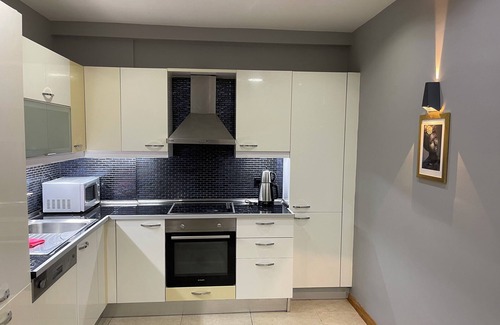 Gumussuyu Mahallesi Apartment | Deluxe 2 Bedrooms Balcony Residence