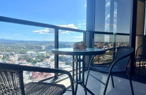 Bowen Hills Apartment | Deluxe 2BD Apt with Infinity Pool