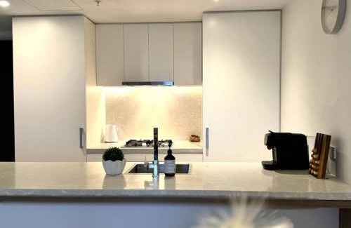 Bowen Hills Apartment | Deluxe 2BD Apt with Infinity Pool