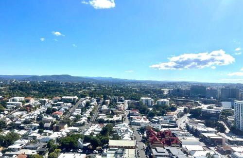 Bowen Hills Apartment | Deluxe 2BD Apt with Infinity Pool