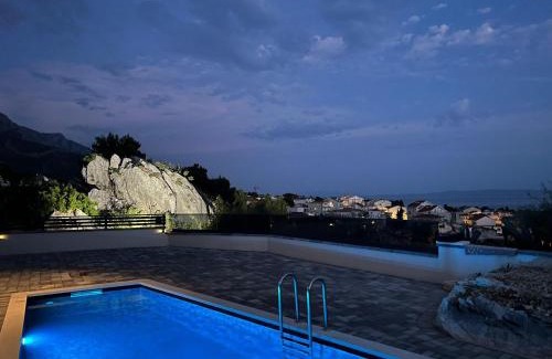 Baska Voda Apartment | Deluxe apartment with swimming pool