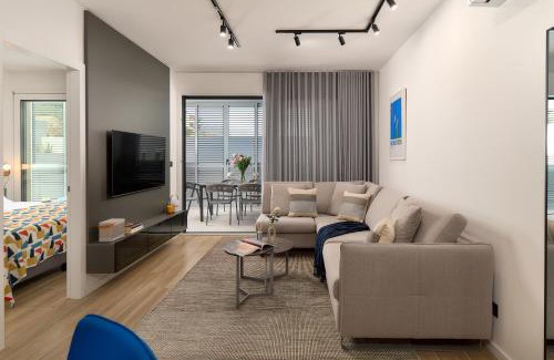Znjan Apartment | Deluxe Apartment with private heated pool on Žnjan Beach - Urban Nook