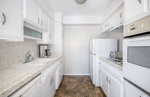 Beverly Hills Apartment | Deluxe Beverly Hills 1BR, Pool, near Beverly Center, by Blueground