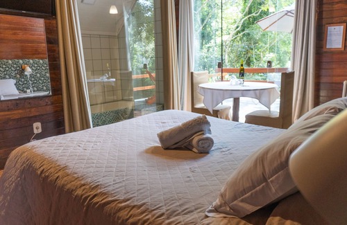 Santo Antonio do Pinhal Ski Chalet | DeLuxe Hydro Deck Chalet