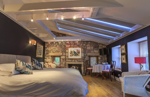 Falkland Bed & Breakfast | Deluxe double room with views of Falkland Palace