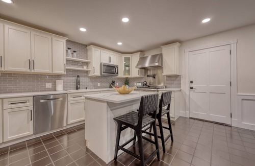 Historic Downtown Lancaster House | Deluxe Downtown Lancaster 3BD - Rooftop & Parking