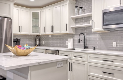 Historic Downtown Lancaster House | Deluxe Downtown Lancaster 3BD - Rooftop & Parking