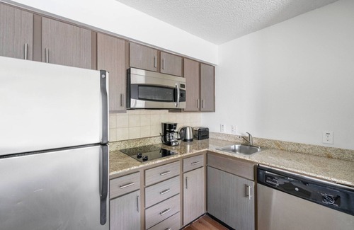 Gateway Apartment | Deluxe Gateway 1BR w/Gym, Pool, nr Movies, by Blueground