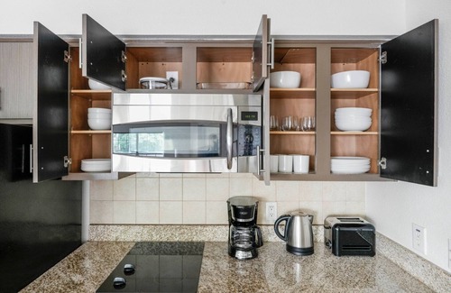 Gateway Apartment | Deluxe Gateway 1BR w/Gym, Pool, nr Movies, by Blueground