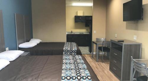 Baytown Hotel | Deluxe Inn & Suites - Baytown
