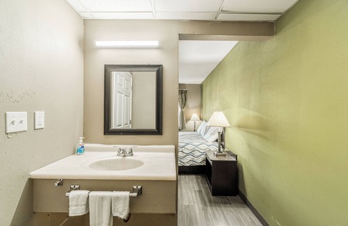Miami Hotel | Deluxe Inn & Suites By OYO Miami OK