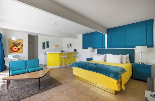 Desert Park Estates Hotel | Deluxe King Studio | Pool, Fire Pit, 10mins to DT!