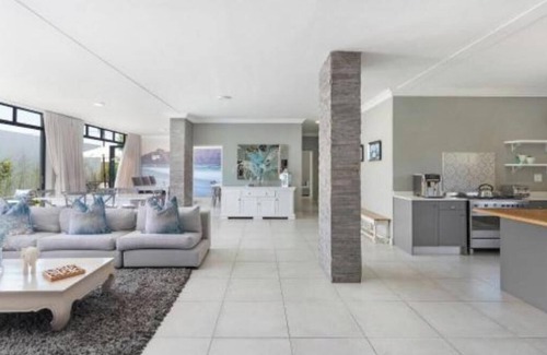 Lakeside Apartment | Deluxe King Suite