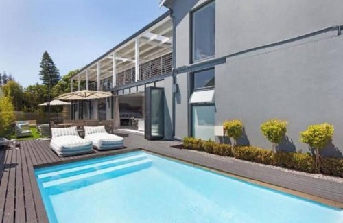 Lakeside Apartment | Deluxe King Suite
