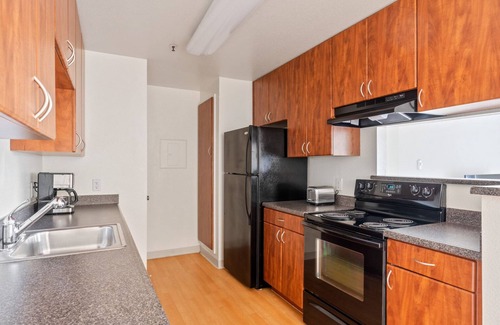 Shoreline West Apartment | Deluxe Mountain View 1BR w/Pool & Gym, 5 mins to Target, by Blueground
