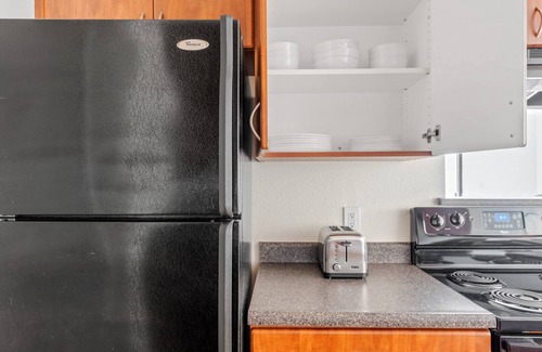 Shoreline West Apartment | Deluxe Mountain View 1BR w/Pool & Gym, 5 mins to Target, by Blueground