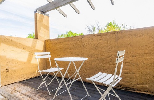 Shoreline West Apartment | Deluxe Mountain View 1BR w/Pool & Gym, 5 mins to Target, by Blueground