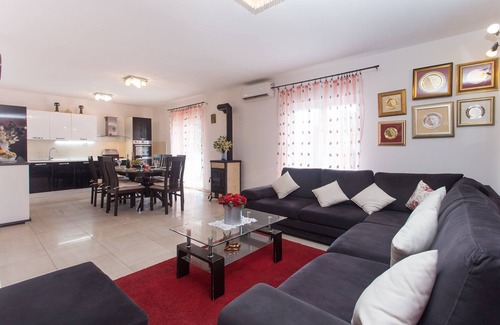Trilj Villa | Deluxe Omis Villa | 4 Bedrooms | Villa Tomic | Private Pool | Perfect for.