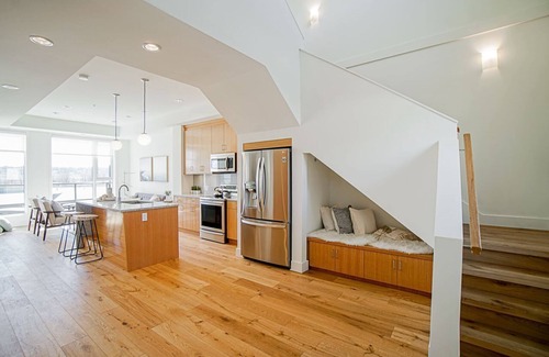 Downtown New Westminster House | Deluxe River View 2 Bedroom Townhome 3 Mins to Columbia Sky Train and Pier Park