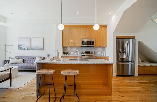 Downtown New Westminster House | Deluxe River View 2 Bedroom Townhome 3 Mins to Columbia Sky Train and Pier Park