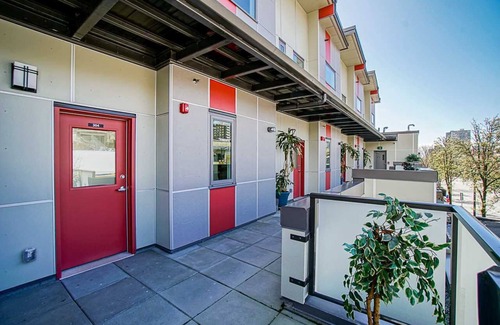 Downtown New Westminster House | Deluxe River View 2 Bedroom Townhome 3 Mins to Columbia Sky Train and Pier Park