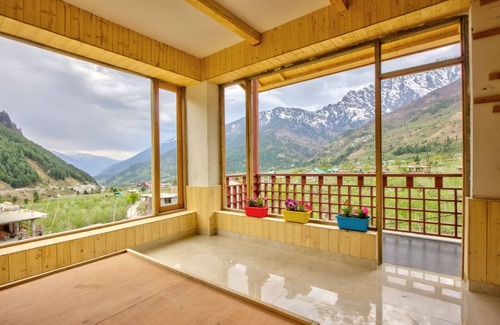 Burwa Apartment | Deluxe Room with Mountain View - Parking, Wi-fi