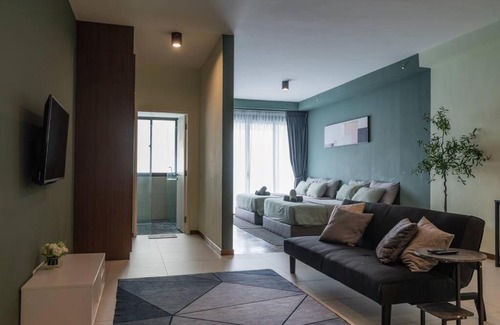 Tanjung Bungah Apartment | Deluxe Seaview Suite Twin Bed by The Only Bnb