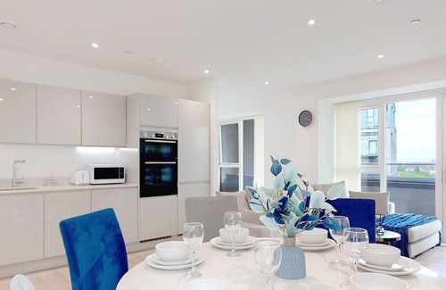 Canning Town South Apartment | Deluxe Serviced Three Bed Apartment
